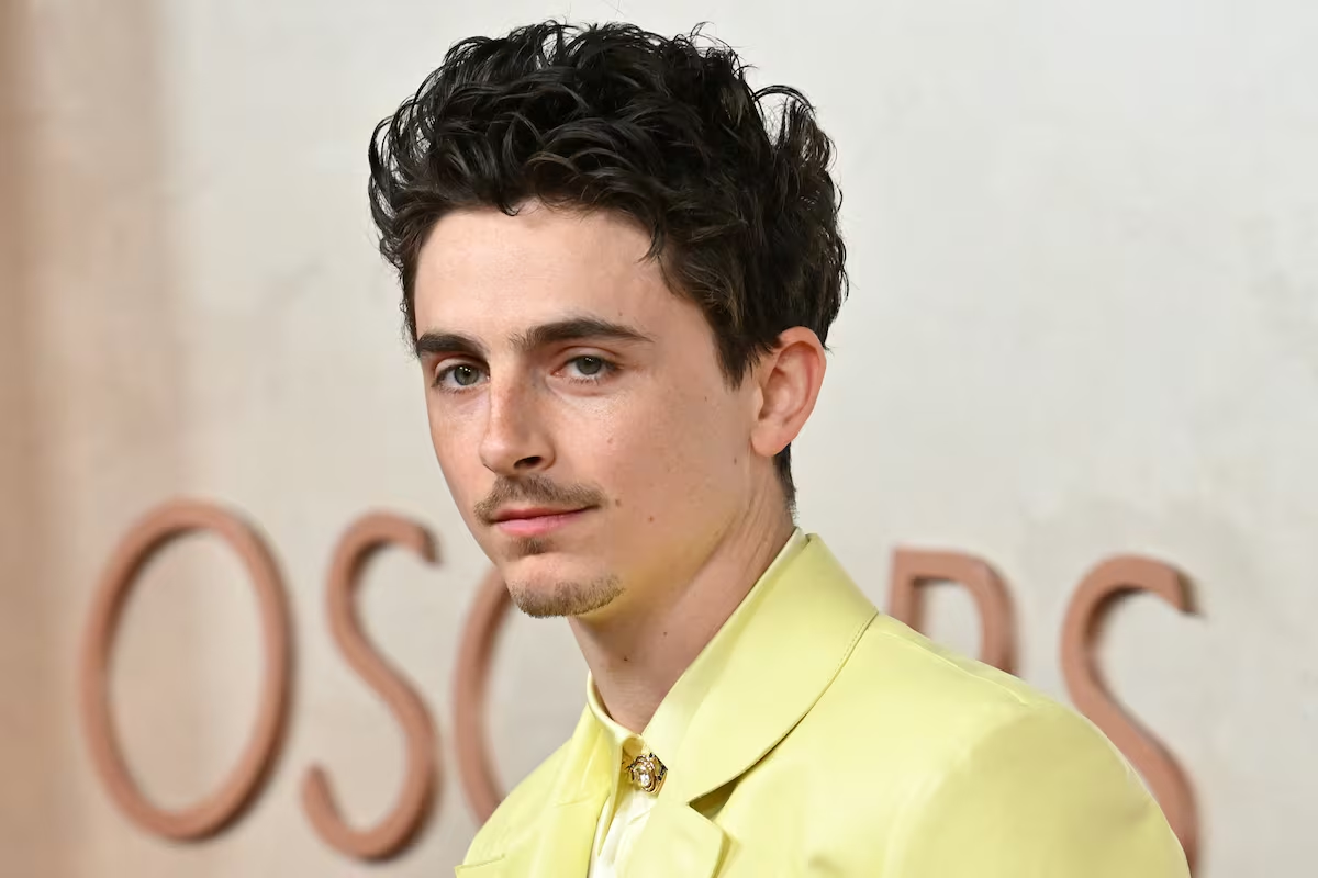 Del arnés de lentejuelas al esmoquin amarillo: el estilo irreverente y único de Timothée Chalamet